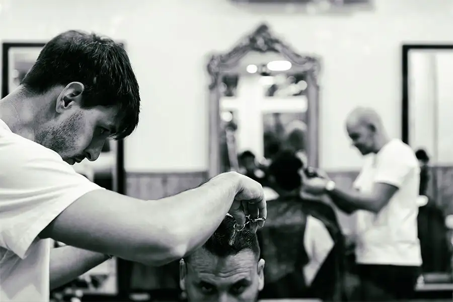 Luis y Jandro cortando el pelo