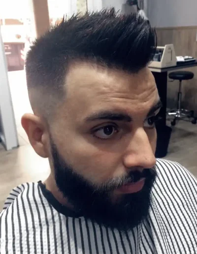 Detalle corte de pelo masculino y arreglo de barba